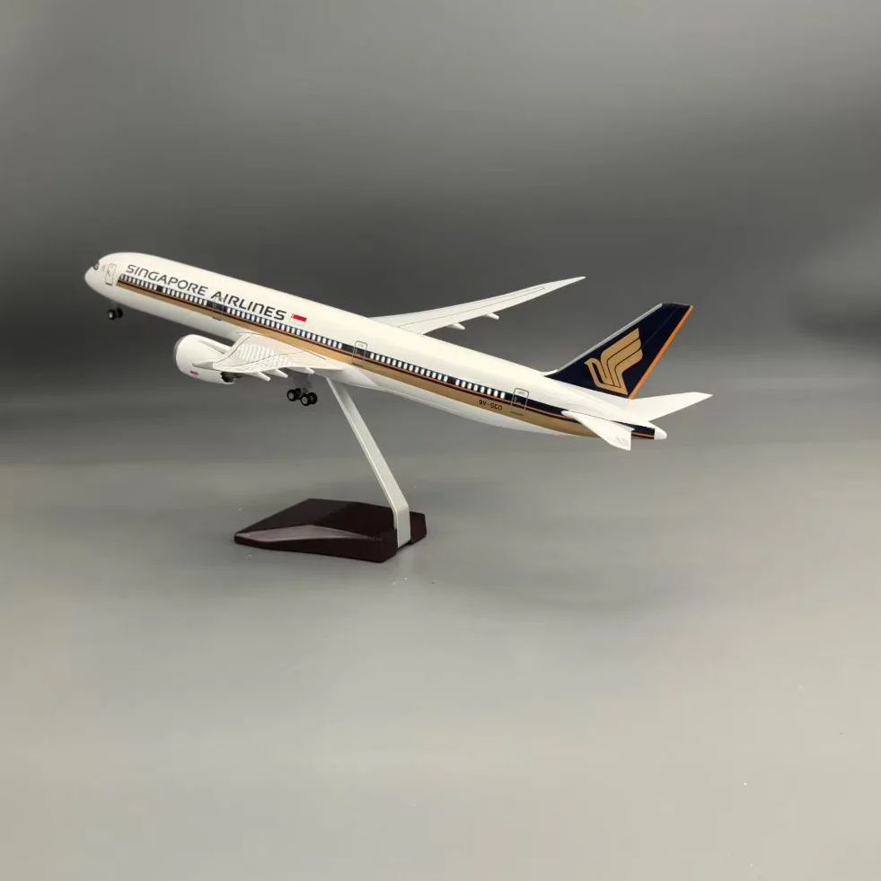 Model Kit Singapore - نموذج طائرة من الراتنج بمقياس 1/130