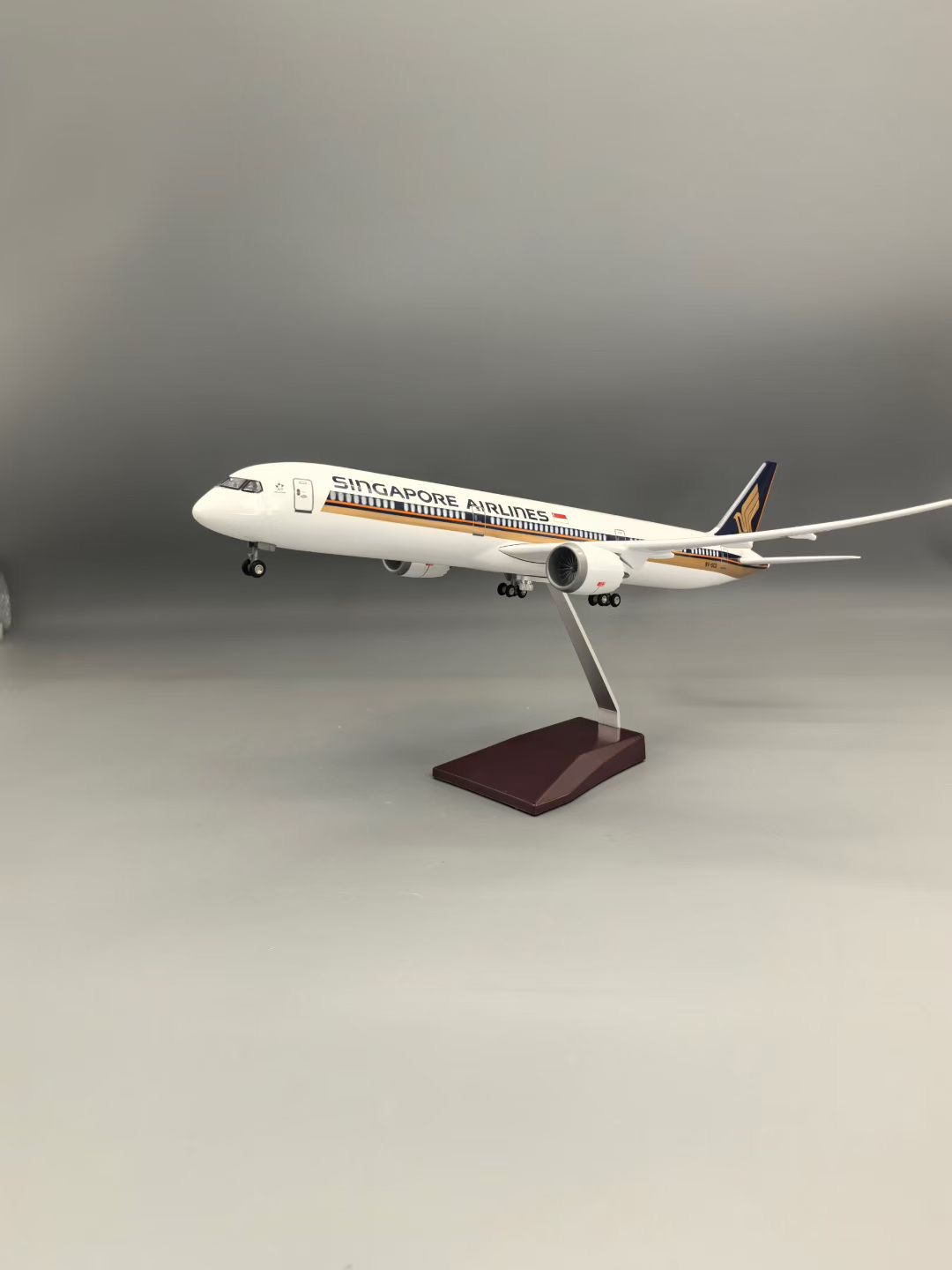 نموذج طائرة سنغافورايانز B787- - مراجعة Model Kit Singapore وسعره