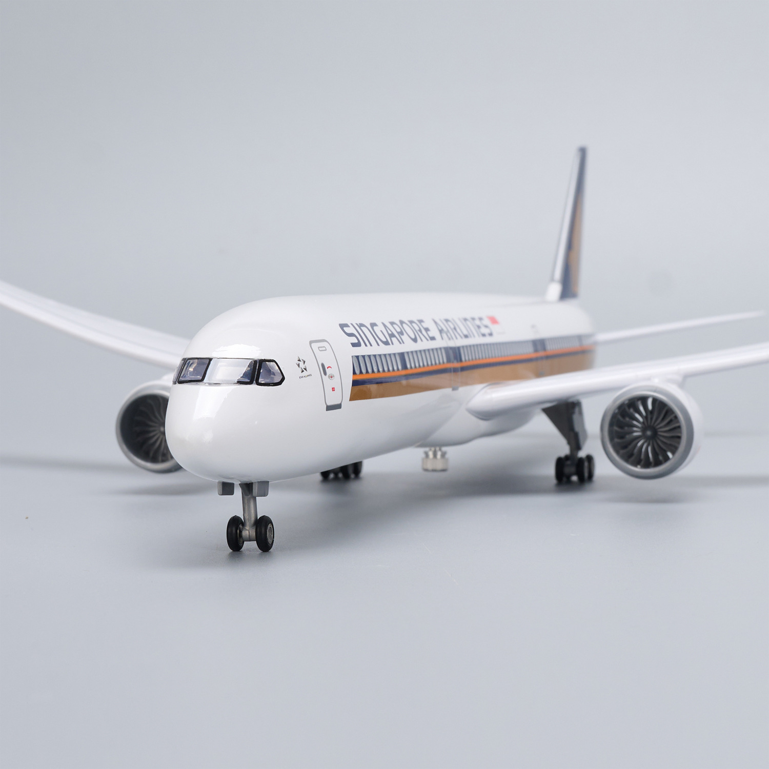 طراز طائرة سنغافورة إيرلاينز B - مراجعة Model Kit Singapore وسعره