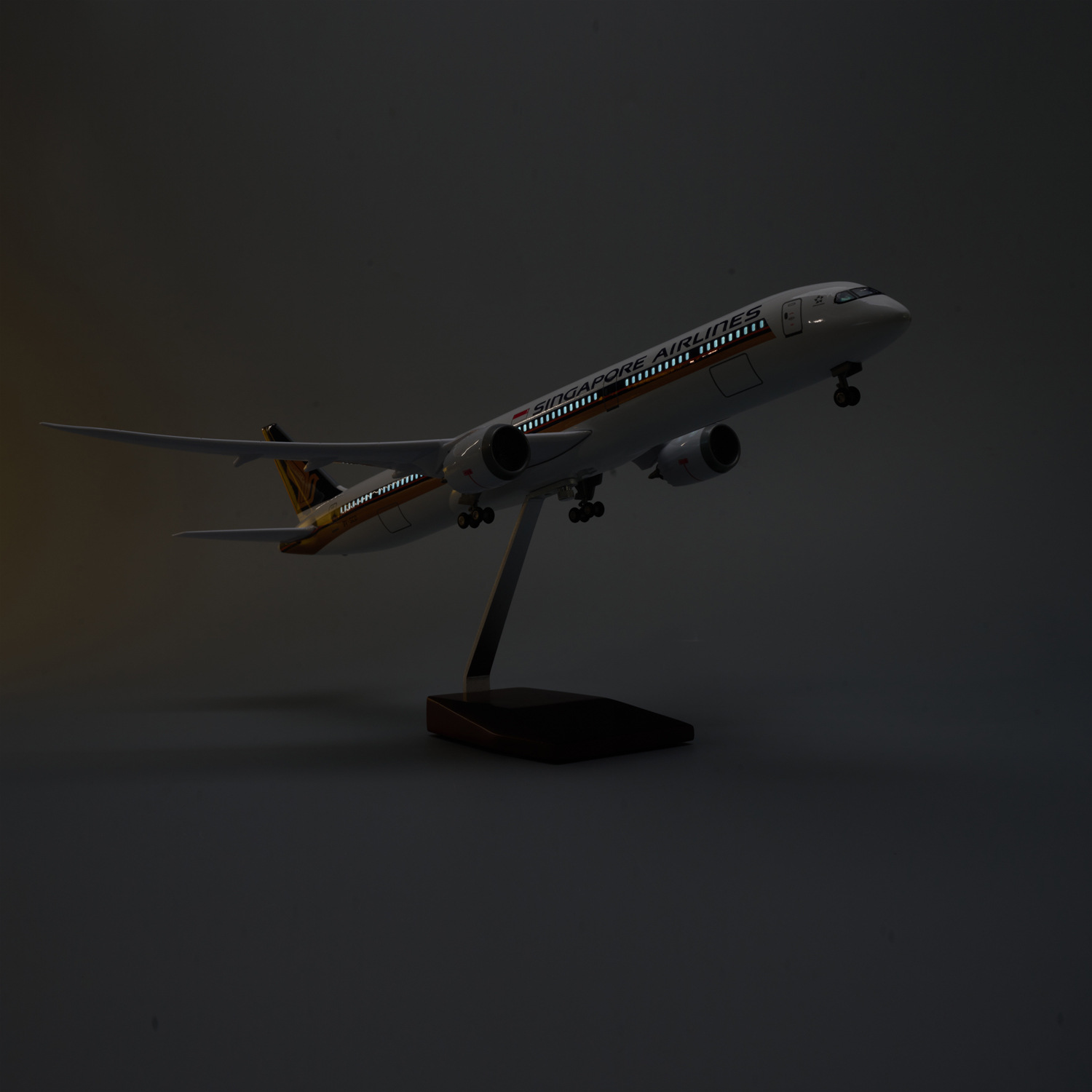 طراز طائرة سنغافورة إيرلاينز B - مراجعة Model Kit Singapore وسعره