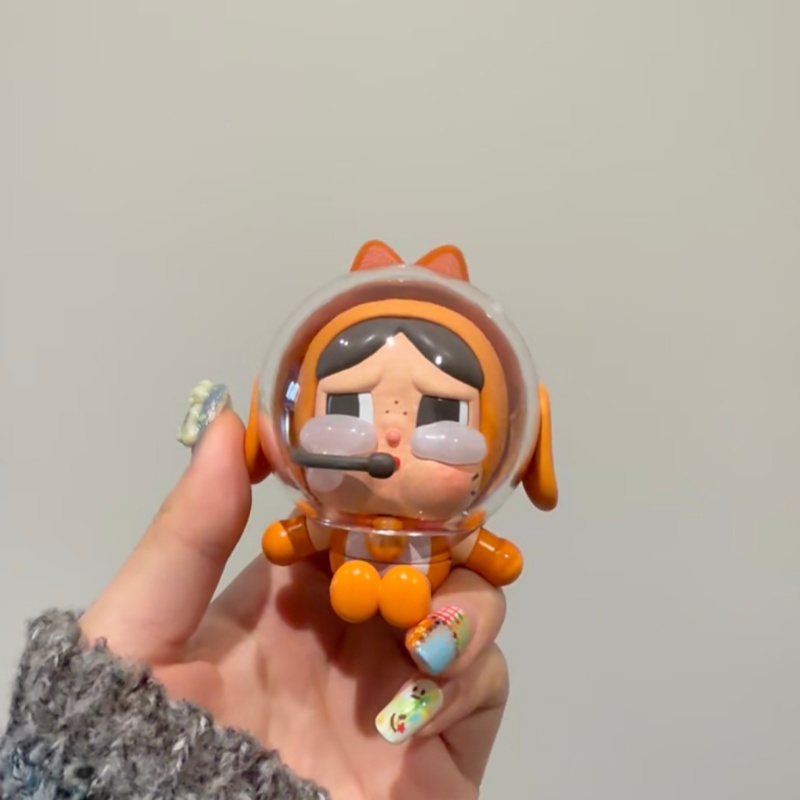حقيقية Popmart Crybaby الفضاء  - مراجعة Model Kit Figures وسعره