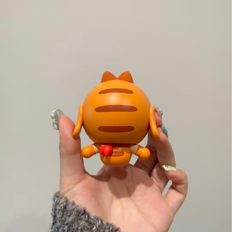 حقيقية Popmart Crybaby الفضاء  - مراجعة Model Kit Figures وسعره