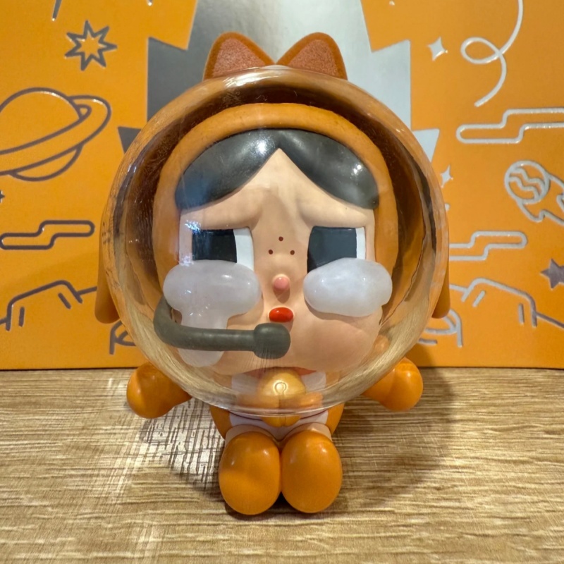 حقيقية Popmart Crybaby الفضاء  - مراجعة Model Kit Figures وسعره